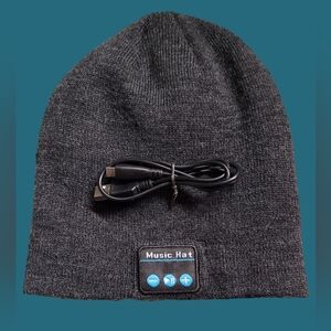 ~ NEW ~ BLUETOOTH WIRELESS MUSIC BEANIE WITH CHARGER ~ ONE SIZE UNISEX